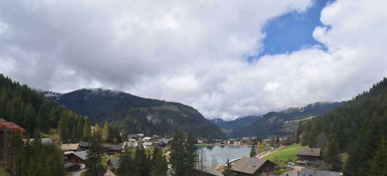 Chatel webcam - village panorama/Lake de Vonnes